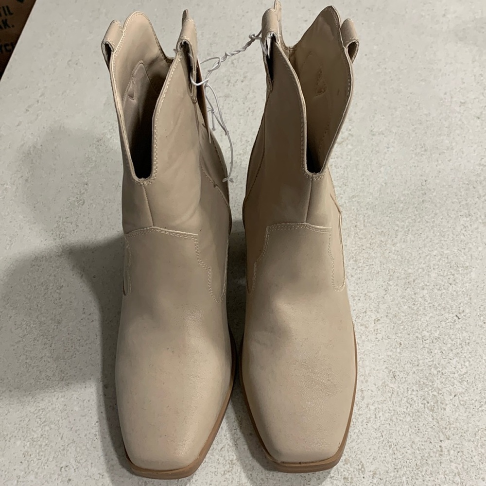 NWT - MIA - Beige boots